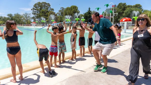 Luciano di Nápoli, intendente de Santa Rosa, entre pibes y pibas, al reinaugurar la pileta pública del Centro Recreativo Don Tomás.