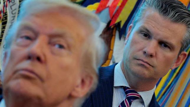 Donald Trump y el secretario de Guerra, Pete Hegseth.