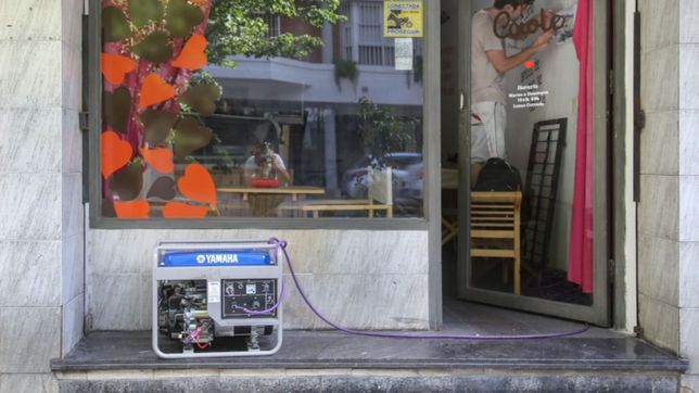 Ante los cortes de luz de Edesur y Edenor, los comercios recurren a generadores de energía.