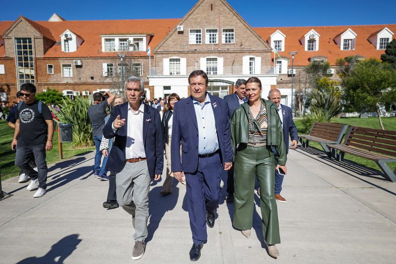 Alberto Weretilneck, junto a Facundo López y Andrea Confini.&nbsp;