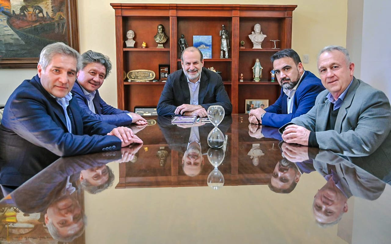 El intendente de Bahía Blanca, Federico Susbielles, junto a legisladores de La Libertad Avanza y Unión Renovación y Fe.