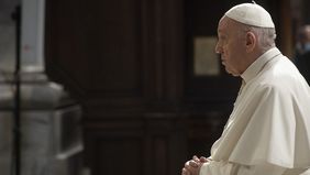 Jorge Bergoglio en oración