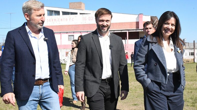 Rogelio Frigerio, Francisco Azcué y Sandra Pettovelo durante una recorrida en Concordia. La ministra visitó Entre Ríos para la prueba piloto del programa Centros de Familia. 