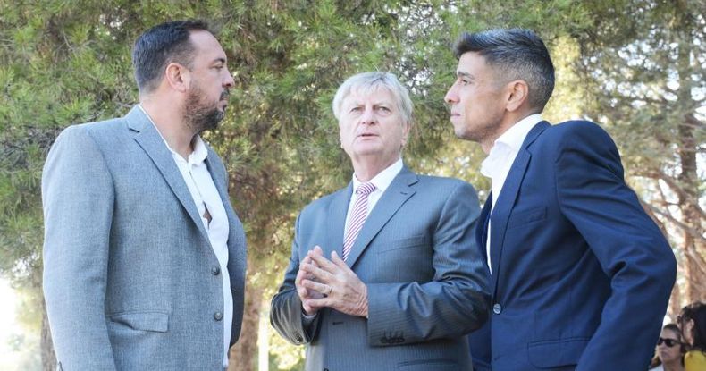 El gobernador Sergio Ziliotto, entre los dos intendentes que le hacen la interna: Luciano di Nápoli, de Santa Rosa, y Manuel Feito, de Lonquimay, que suena amaga con una precandidatura.