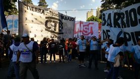 La crisis llama a la puerta de Vidal: marchan gremios y organizaciones sociales