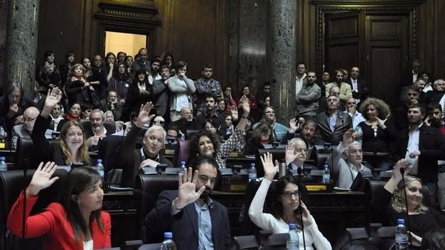 el bloque de legisladores k respaldo a anibal y disparo contra clarin y carrio