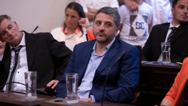 ?es muy volatil la pertenencia politica del intendente de necochea?