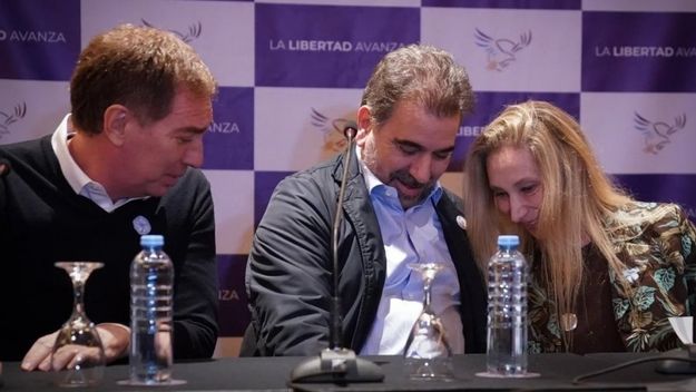 Amor de invierno: Cristian Ritondo y Karina Milei, durante el anuncio de la alianza PRO-LLA en Buenos Aires.