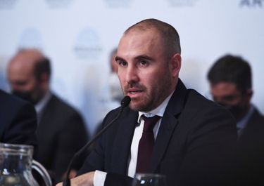 Bajo la lluvia ácida, Guzmán cantó retruco con los números de la reactivación