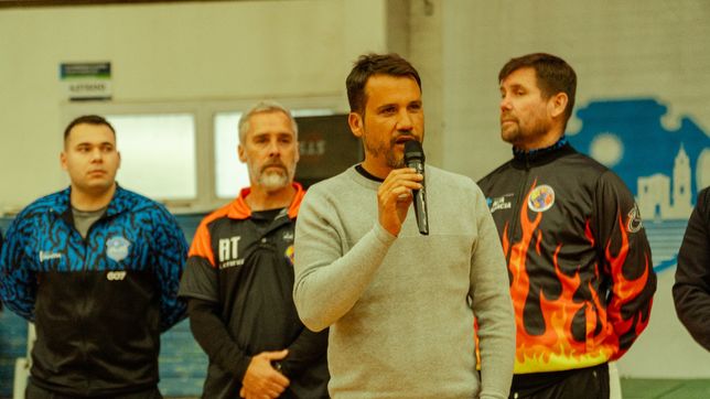 Marcos Torres, intendente de Alta Gracia, junto a atletas de alto rendimiento