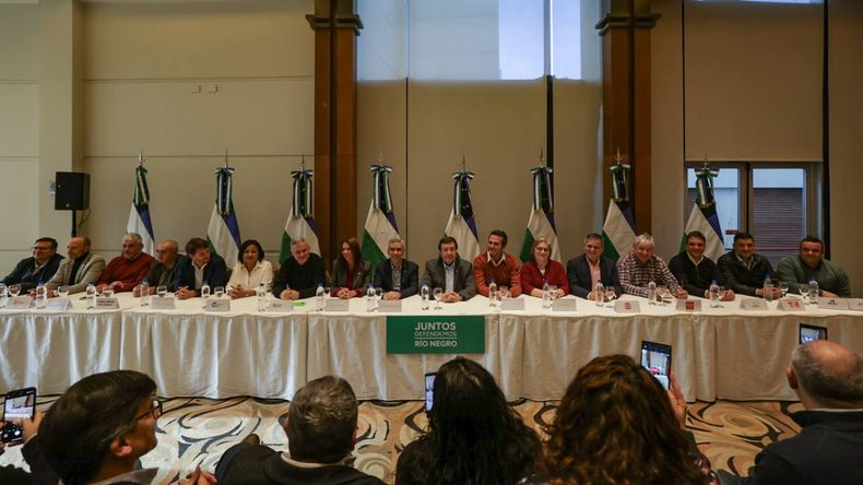 El frente Juntos Defendemos Río Negro en su esplendor. Alberto Weretilneck confía en los intendentes aliados para sumar voluntades de indecisos. 