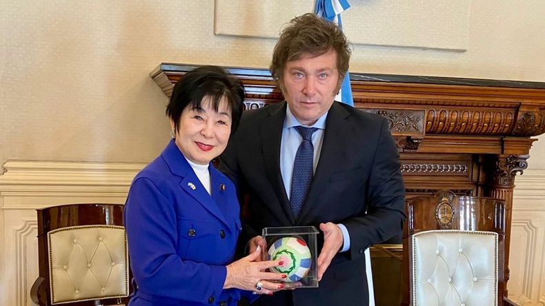 Javier Milei y la enviada de Japón a la asunción, Santo Akiko