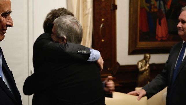 El abrazo de Javier Milei y Toto Caputo el día después de la derrota en las elecciones. 