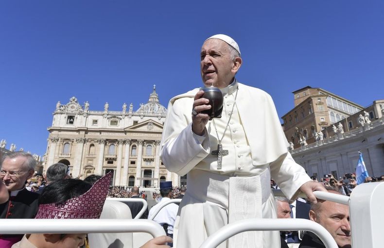 Jorge Bergoglio toma mate durante una recorrida con el papamóvil