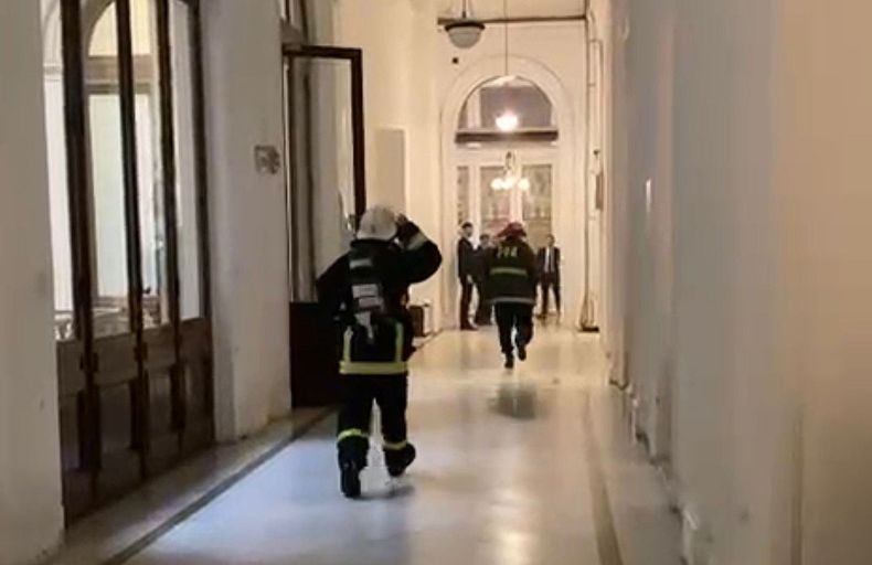 Bomberos corren por los pasillos de la Casa Rosada.&nbsp;