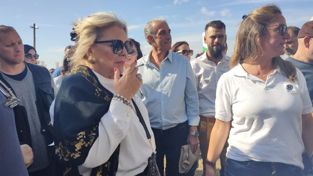 Elisa Carrió llegó a Agroactiva con un cigarrillo en la mano y rodeada de los precandidatos de la Coalición Cívica.
