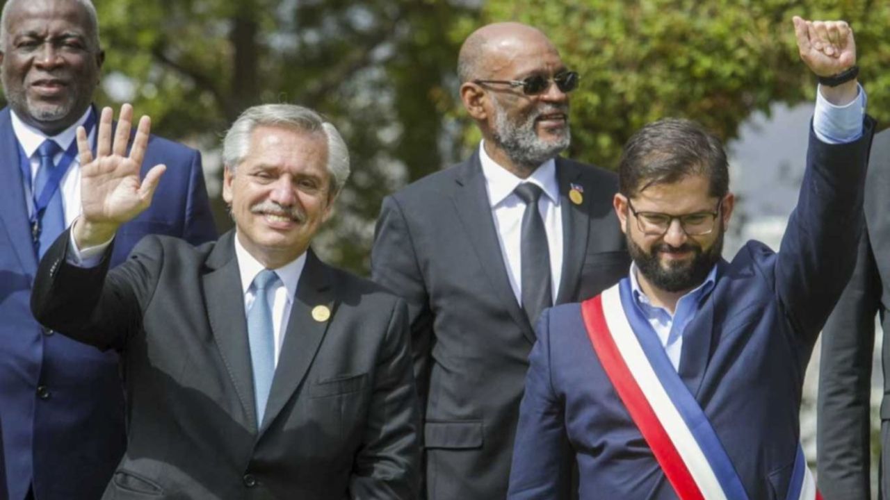 Boric presenta en Argentina el histórico giro de Chile