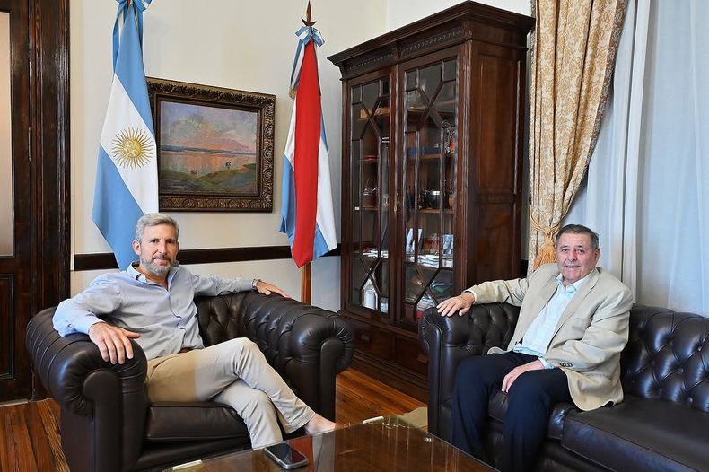 Rogelio Frigerio y Alfredo de Angeli en un encuentro en Casa Gris a fines de diciembre de 2024.