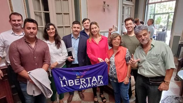 Romina Almeida, al centro, de camisa roja, es candidata a senadora en la lista de La Libertad Avanza en Entre Ríos.