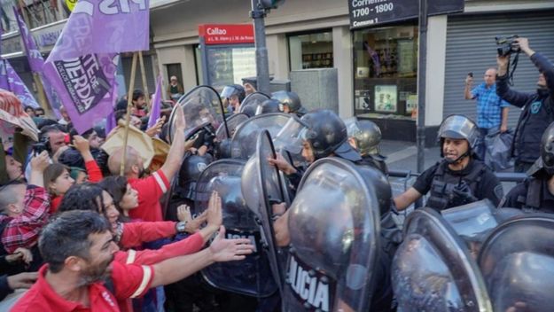 Reprimen a manifestantes para despejar una esquina del centro porteño