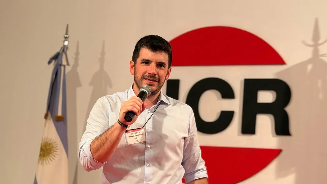 El presidente de la UCR trabaja para alcanzar una síntesis entre senadores y gobernadores del partido.