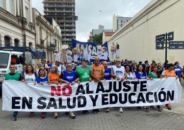 Movilización de los gremios docentes de Santa Fe contra la política salarial de Maximiliano Pullaro.