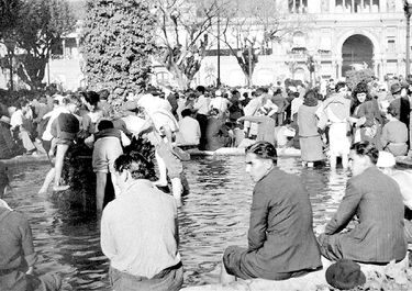 Las patas en la fuente, imagen icónica del sueño nacional de la igualdad. La reforma laboral de Javier Milei pone en cuestión las bases de esa Argentina.&nbsp;&nbsp;