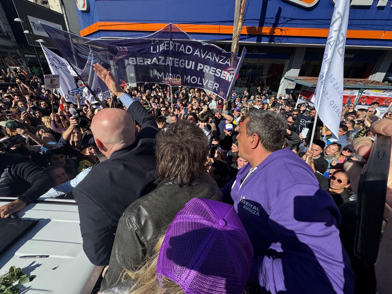 José Luis Espert, Javier Milei, Karina Milei y Sebastián Pareja en la caravana por Lomas de Zamora.