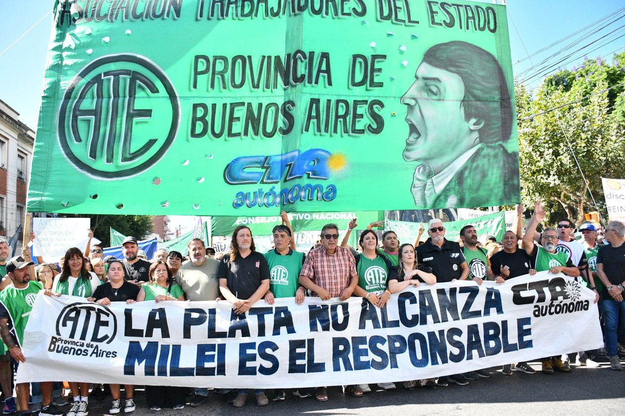 Los gremios bonaerenses negocian con Kicillof pero la apuntan a Milei&nbsp;