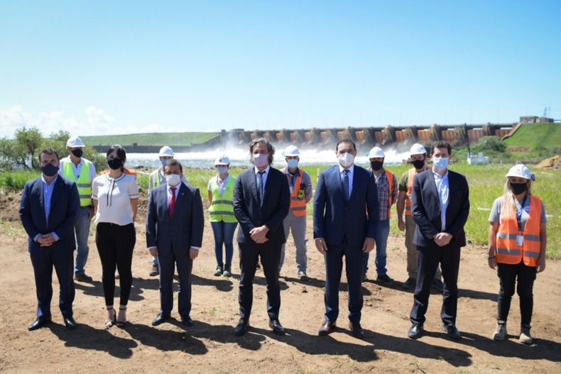 Cafiero, De Pedro y Martínez en Yacyretá en el brazo Aña Cuá