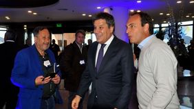 Ceos en fuga, Rocky Fernández, la fiesta del DNU y la parábola del rey desnudo