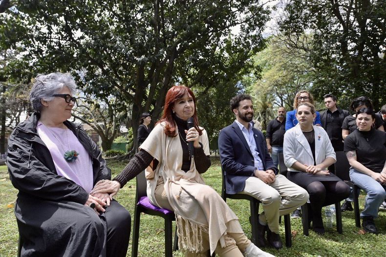 CFK, en campaña por la conducción del PJ, visitó a estudiantes de la Universidad Nacional del Arte