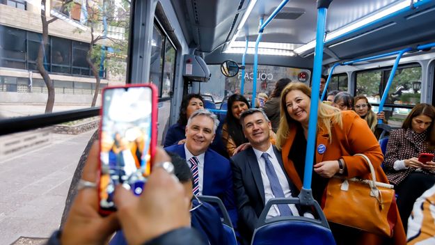 Martín Llaryora y Daniel Passerini durante la presentación de nuevas unidades para el transporte de Córdoba