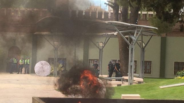 neuquen: otro dia de furia y represion complica un acuerdo con los gremios