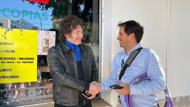 la campana pro de milei: timbreos, fotos con sonrisas y cuatro voceros 