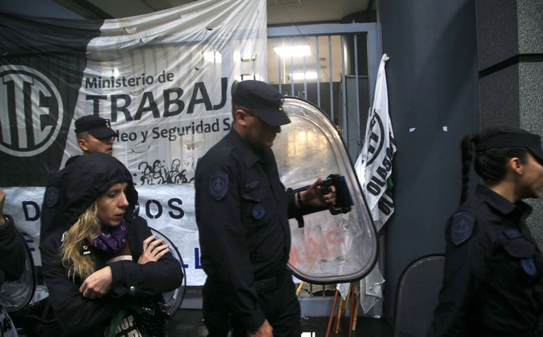 Policías en la sede de la Secretaría de Trabajo durante la toma del edificio por parte de ATE. Policías en la sede de la Secretaría de Trabajo durante la toma del edificio por parte de ATE.