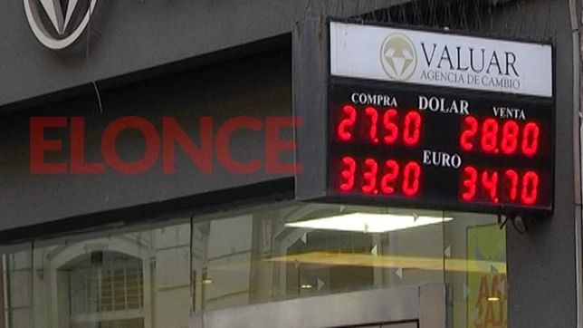 tras una baja fuerte, el dolar recorto la caida y cerro en $28,40