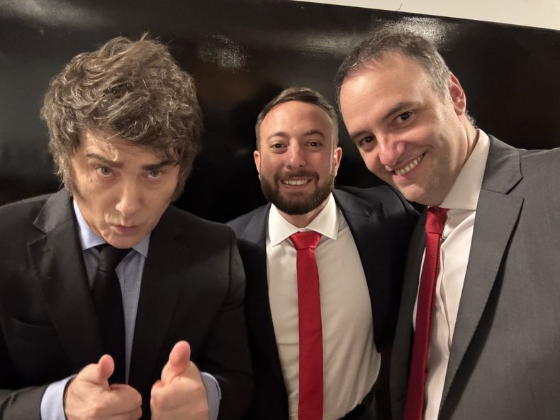 Javier Milei, junto a Manuel Adorni y Agustín Laje.&nbsp;