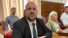 Concejal de Milei acusa a intendente PRO de ingresar un agente municipal “por día”