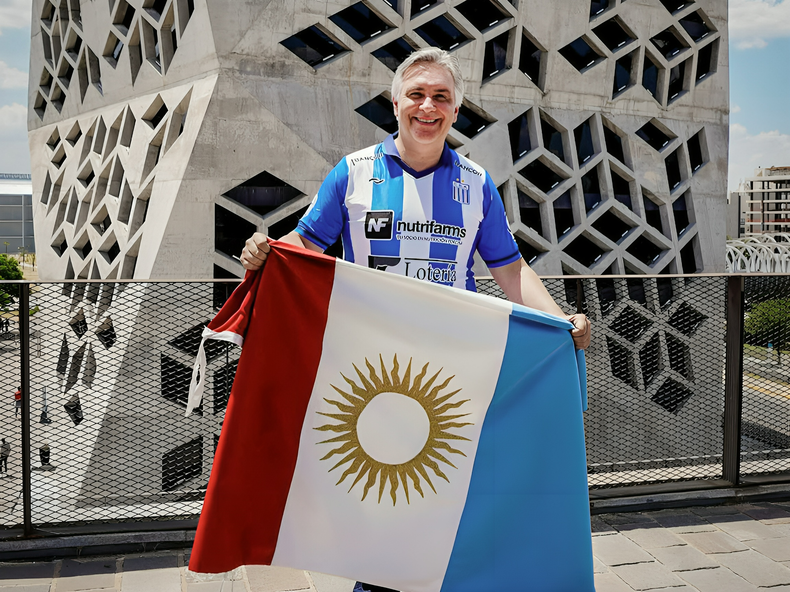 Martín Llaryora inaugura eslogan de campaña: defener a la Argentina y a Córdoba.