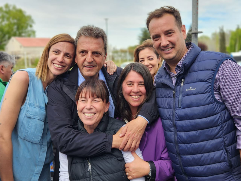 Massa con Bertoldi, Castelli y Villone, el terceto que le da forma al nuevo oficialismo neuquino que comandará Figueroa.&nbsp;