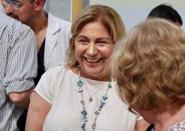 Con encuestas en la mano, Perotti saca a la cancha a su ministra de Salud
