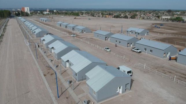 en rio negro, el presidente entrego la vivienda 60 mil de su gestion