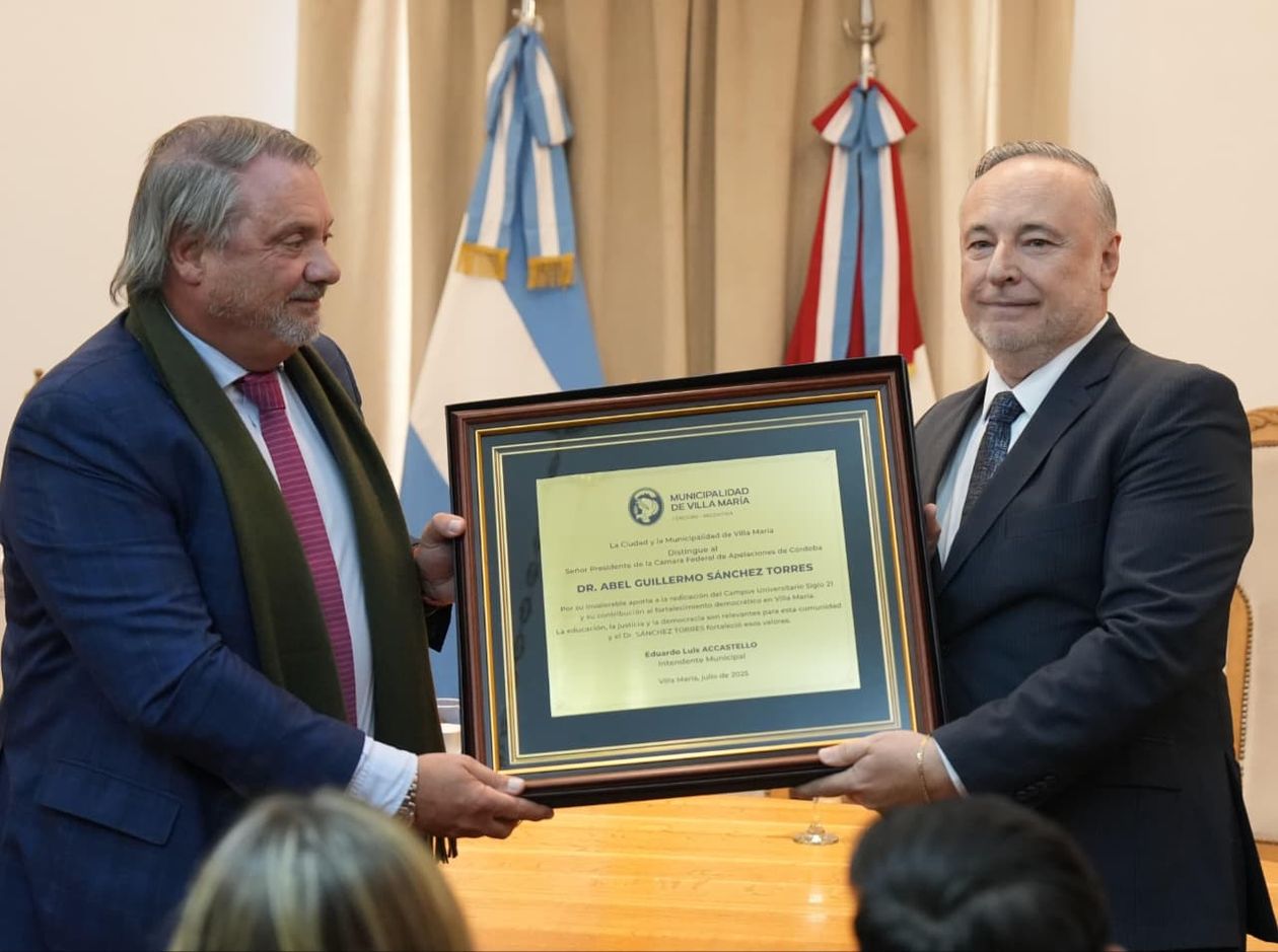 Eduardo Accastello entregó un reconocimiento al juez Abel Sánchez Torres por su compormiso con los derechos humanos
