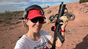 Brenda Buchiniz practica con armas. La diputada arma La Libertad Avanza en Neuquén.