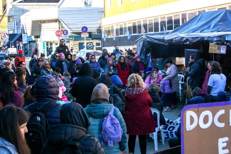 Docentes de Tierra del Fuego acampan frente a Casa de Gobierno desde el 3 de agosto. Le reclaman a Gustavo Melella un salario de 3 millones de pesos.