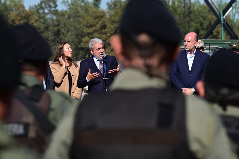 Aníbal Fernández, junto al gobernador Perotti, puso en funciones a efectivos de fuerzas federales en Rosario.