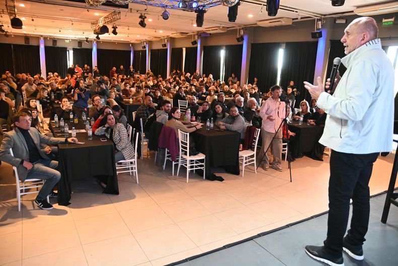 El exgobernador Omar Perotti en el encuentro que realizó en Santa Fe con exfuncionarios y técnicos de su gestión.