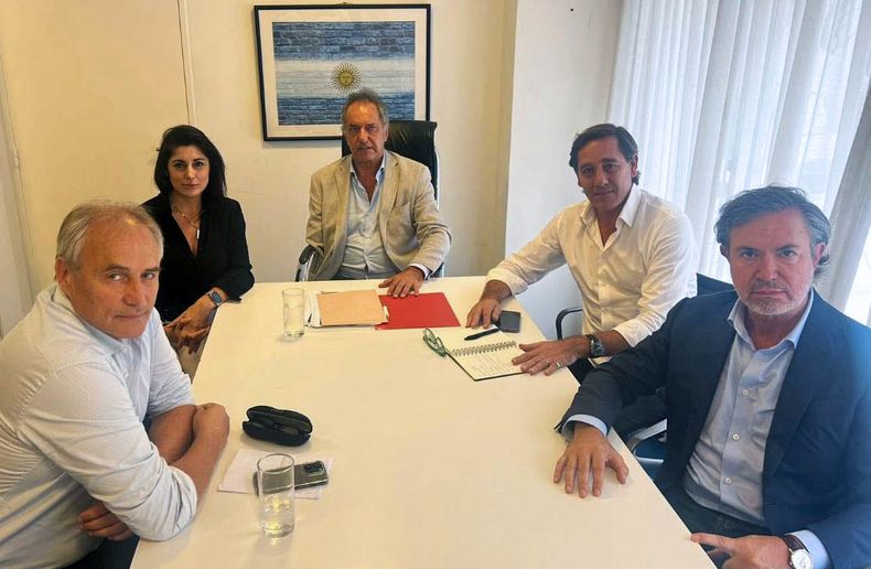 20 de marzo de 2024. El secretario de deportes y turismo, Daniel Scioli, los diputados Hector Baldassi y Juliana Santillán, el subsecretario de Deportes Julio Garro y el empresario Guillermo Toffoni, en una reunión para avanzar en la reglamentación de las sociedades anónimas deportivas (SAD). Foto: Noticias Argentinas.