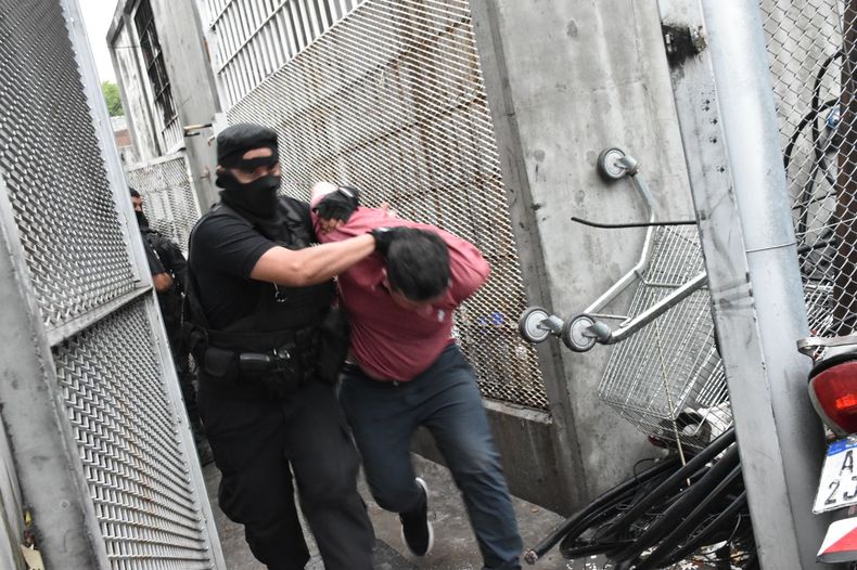 El grupo de Operaciones Especiales Penitenciario traslad&oacute; 86 presos de comisar&iacute;as a c&aacute;rceles.